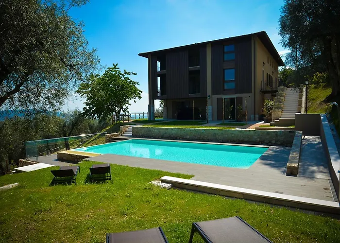 Cascina Varini Aparthotel 4*